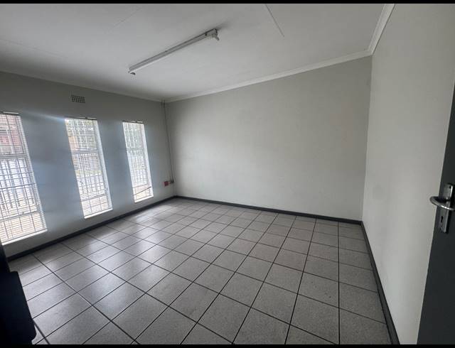 400M² WAREHOUSE TO LET IN WYNBERG